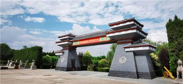 霸陵墓園新區和漢皇樹葬墓園在位置上有什么不同？