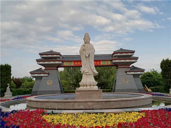 閻良漢皇樹葬骨灰公墓地勢開闊平坦，這一地理特征對墓園的景觀設計和環境營造有何影響？