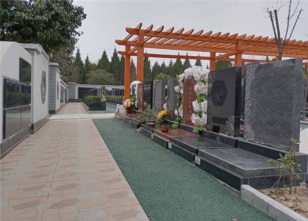 西安漢皇樹葬墓園的壁葬服務(wù)有哪些特點(diǎn),如何體現(xiàn)逝者的尊嚴(yán)?