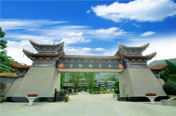西安九龍山公墓的交通條件如何，是否方便家屬前往？
