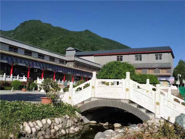 西安九龍山公墓的整體規(guī)劃面積是多少？園區(qū)內是如何進行區(qū)域劃分的？