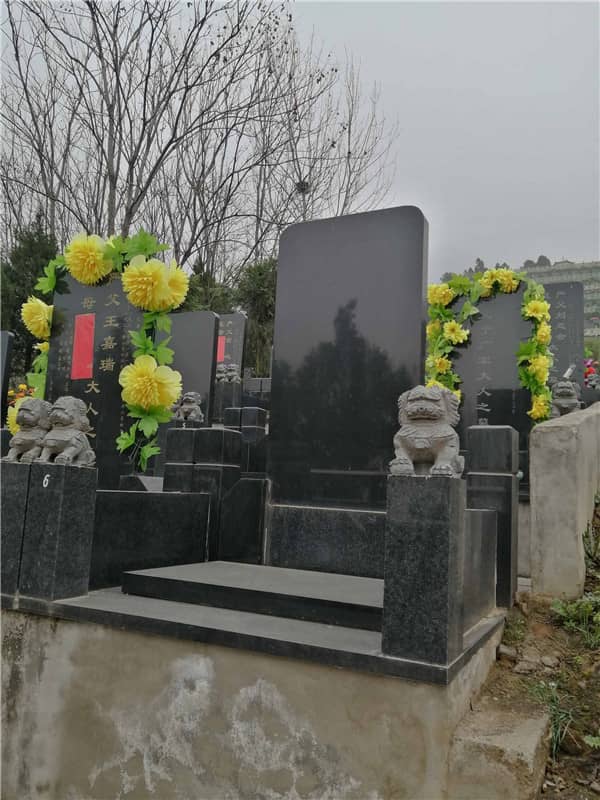 九龍山墓園的自然環(huán)境和人文景觀有哪些特色？