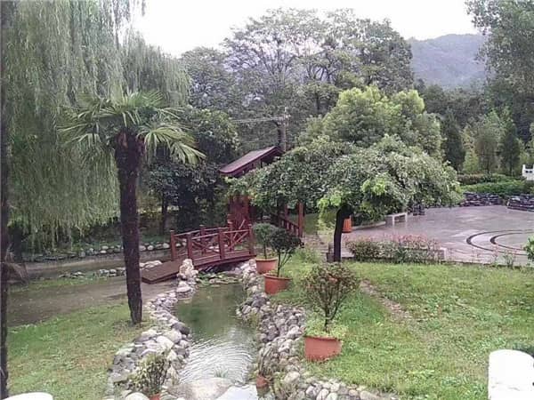 西安九龍山墓園的視野開闊程度如何？這對墓園的整體氛圍有何影響？