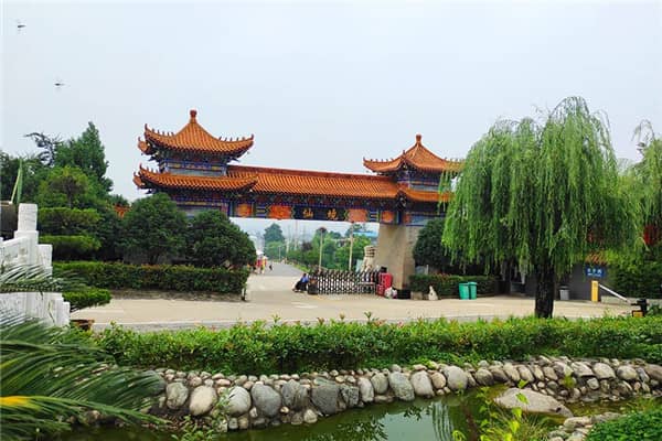 西安九龍山墓園的地理位置有何優(yōu)越性？這對墓園的環(huán)境有何影響？