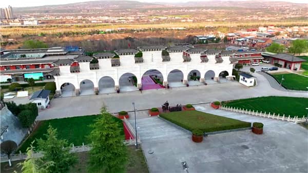 西安霸陵墓園新區分為哪些不同類型的墓區?
