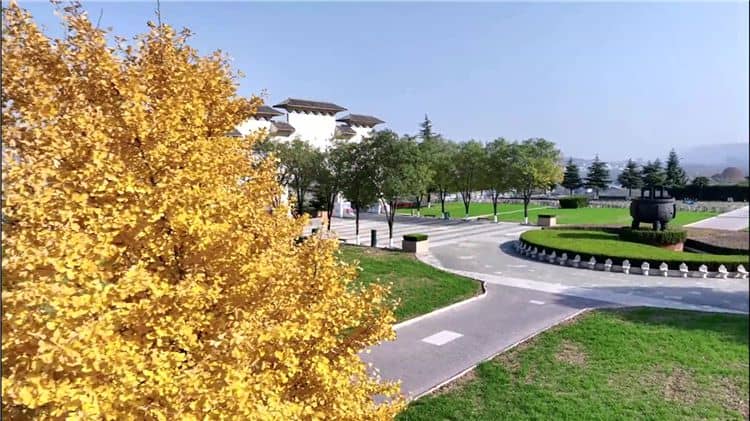 西安霸陵墓園起伏有勢(shì)，氣貫隆盛