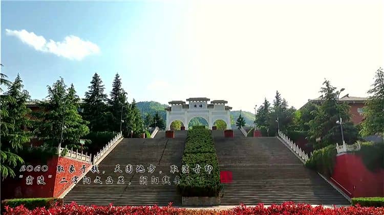 西安霸陵墓園推出的臺塬葬有何特別之處，它如何體現了西北地域文化和民俗特點？