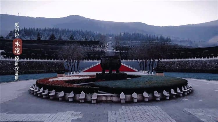 西安霸陵墓園和白鹿原公墓分別具有哪些獨特的地理和環境優勢？
