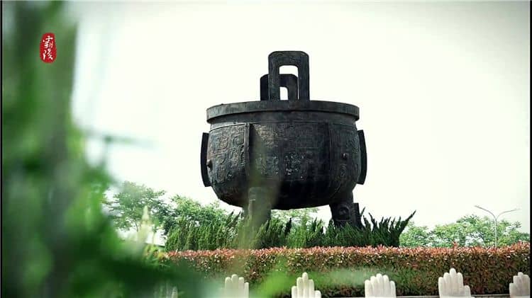 霸陵陵園中的草坪園提供了哪些葬式，并簡(jiǎn)述其理念？