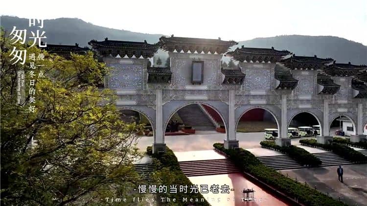 在西安霸陵墓園購買墓地時，家屬應該如何考慮預算和墓地類型的選擇？