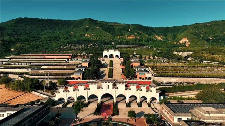 西安霸陵墓園中的墓型價格是否受到墓型規格、位置和材質等因素的影響？