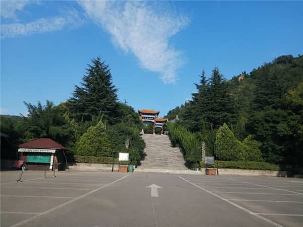 西安高橋墓園提供的代客祭掃服務有哪些特點，如何確保服務的專業(yè)性和貼心性？