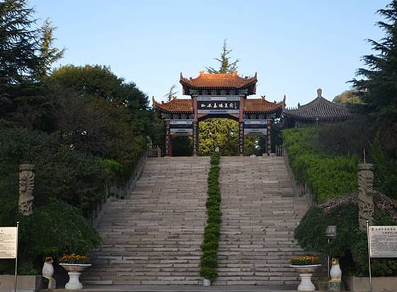西安周邊較為便宜的墓地包括灃都苑生命紀(jì)念園和高橋墓園