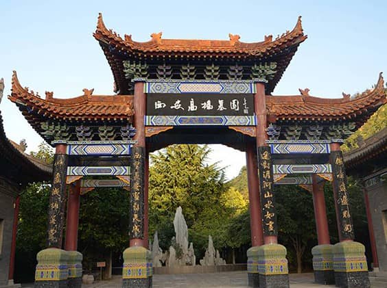 西安灞橋高橋墓園提供了哪些安葬形式，各自有什么特點？