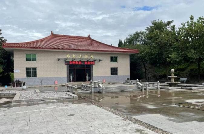 臥龍山福園的經營理念與文化特色是什么？