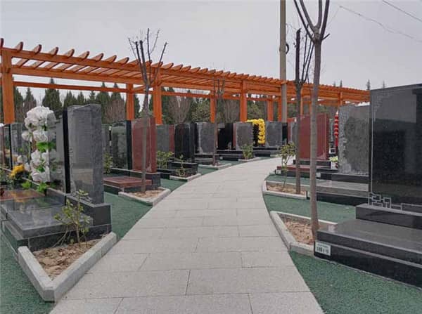 西安市民在選擇墓地時，應如何平衡傳統觀念與現代殯葬理念？