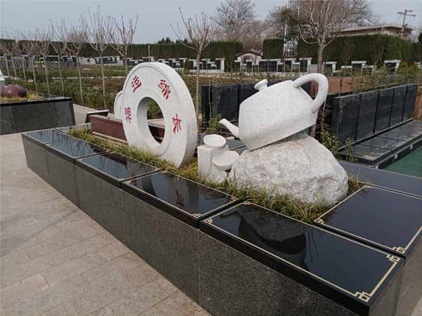 西安公墓中的臥碑和立碑在表達(dá)逝者生平和家族情感上有何不同？